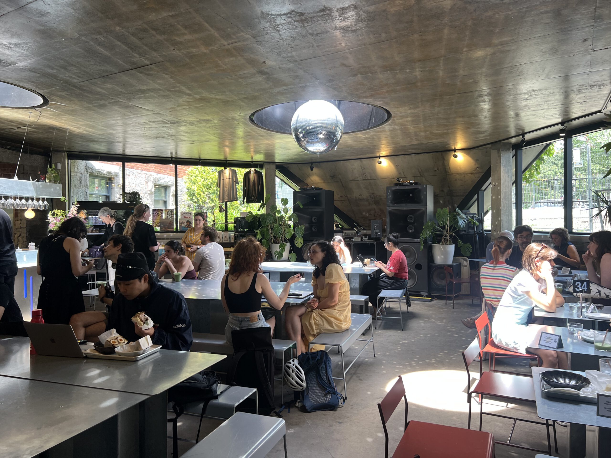 Osmo x Marusan Cafe – Terrasse
